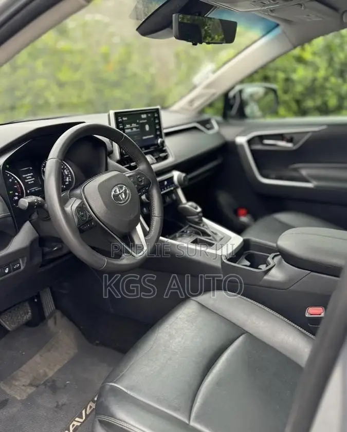 Toyota RAV4 XLE 2022 Gris