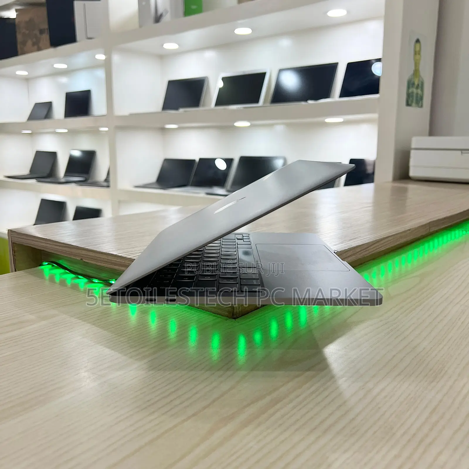 New Pomme MacBook Pro 2022 M2 8GB Apple M2 SSD 256GB