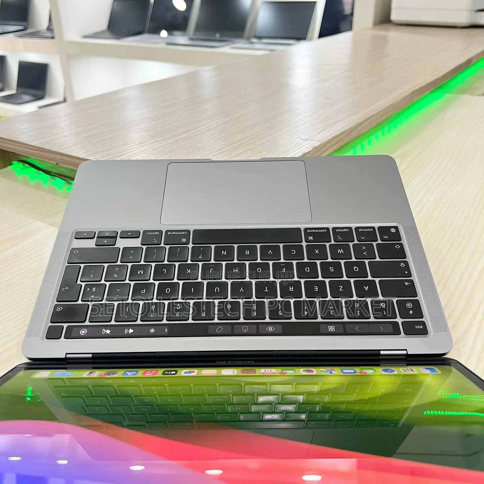 New Pomme MacBook Pro 2022 M2 8GB Apple M2 SSD 256GB