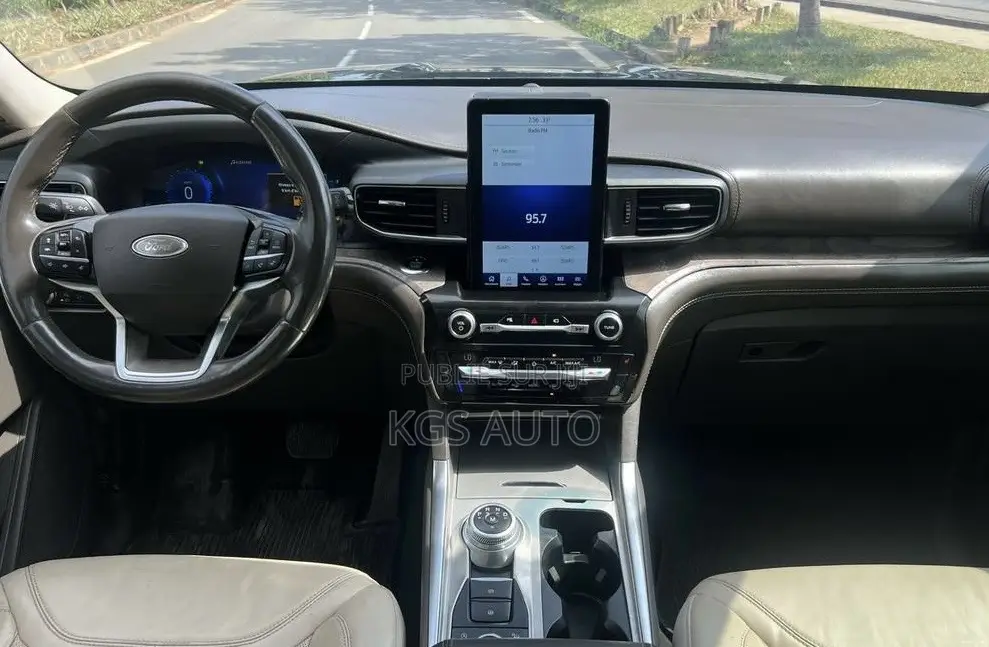 Ford Explorer Platinum 2021 Noir