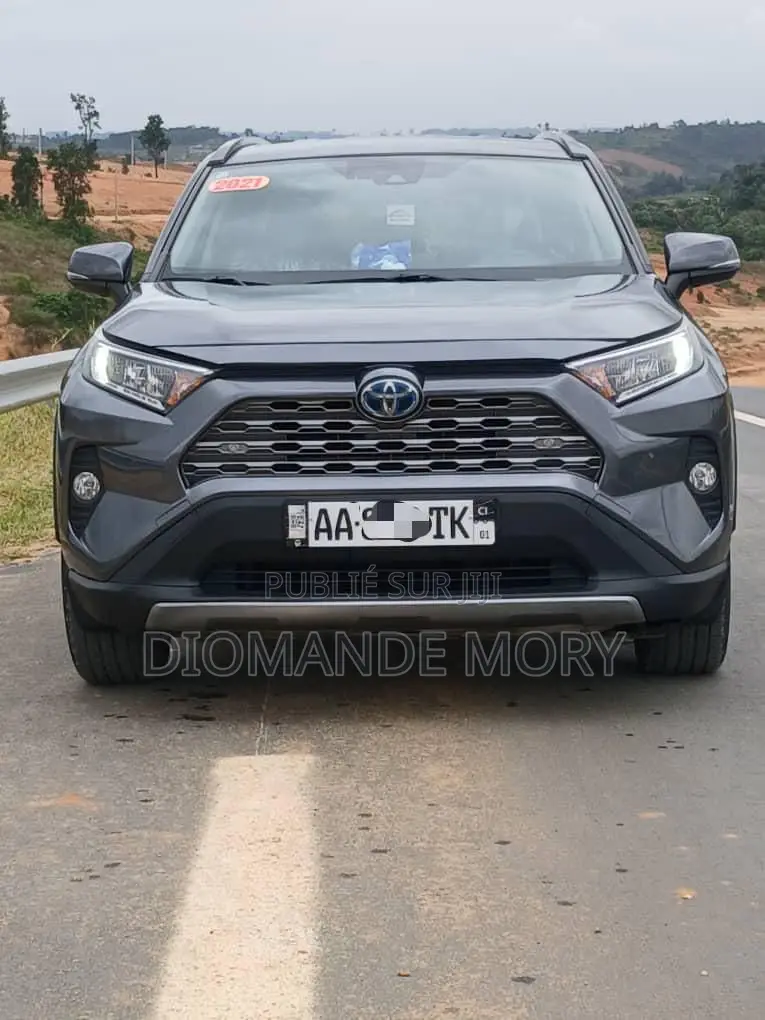 Toyota RAV4 XLE 2021 Gris