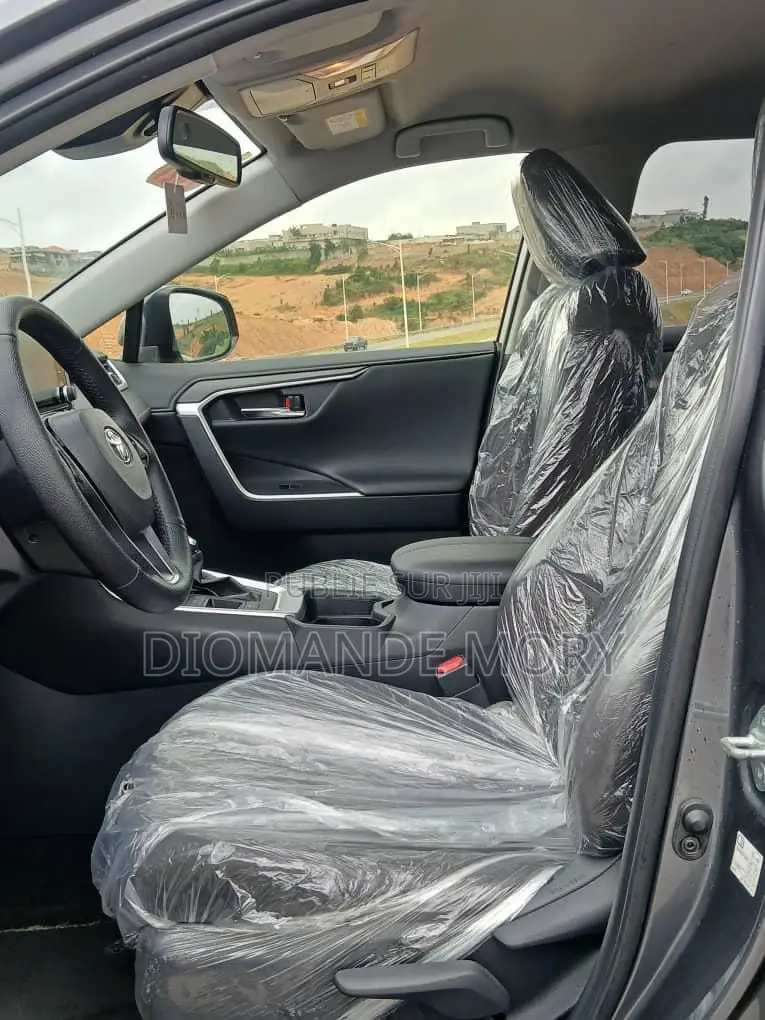Toyota RAV4 XLE 2021 Gris