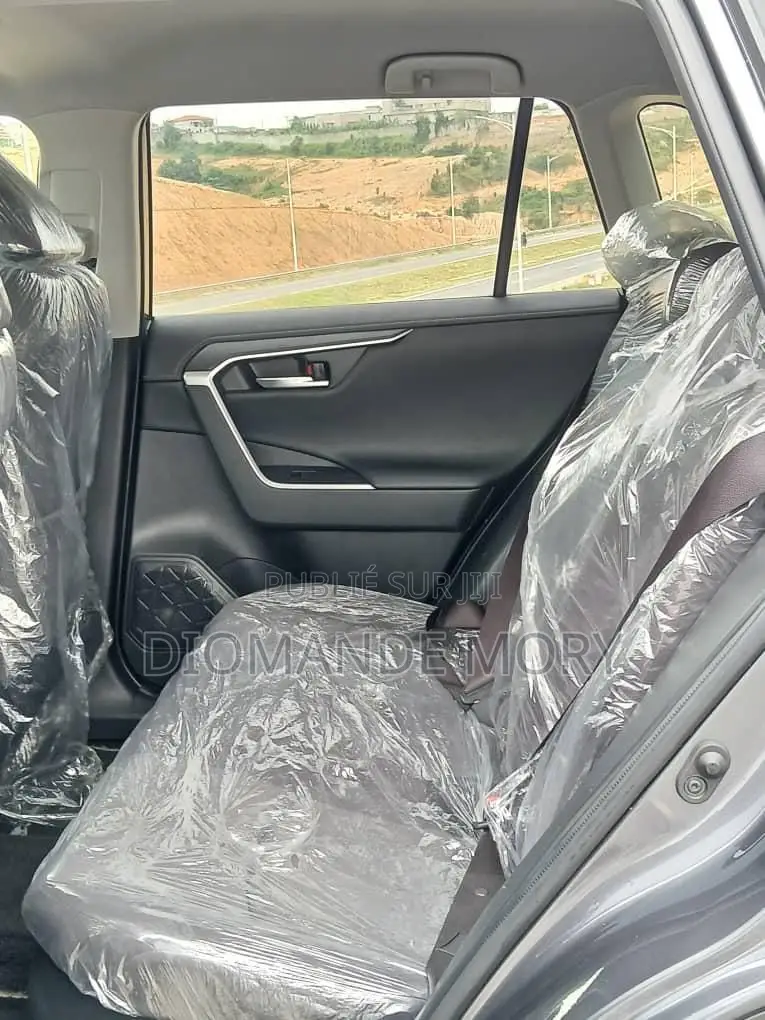 Toyota RAV4 XLE 2021 Gris