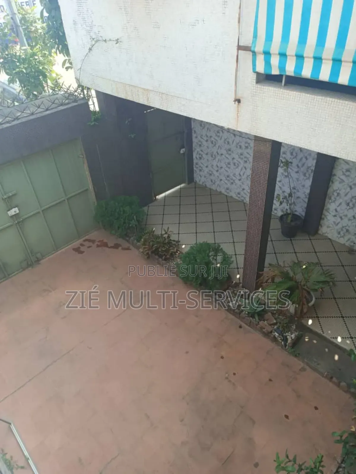 Furnished 7chbre Duplex dans Zié Multi-Service, Port-Bouët à Vendre