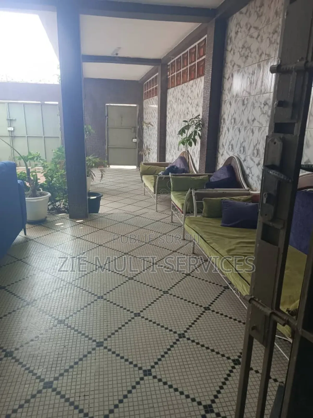 Furnished 7chbre Duplex dans Zié Multi-Service, Port-Bouët à Vendre