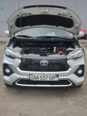 Toyota Rumion 2024 Gris