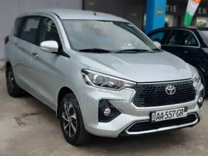 Toyota Rumion 2024 Gris