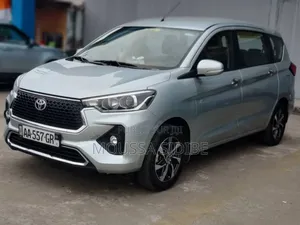 Toyota Rumion 2024 Gris