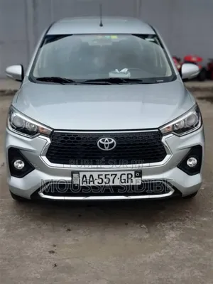 Toyota Rumion 2024 Gris