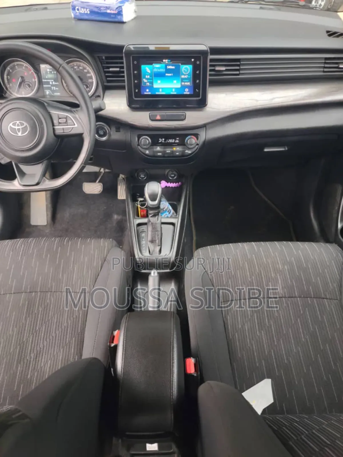 Toyota Rumion 2024 Gris