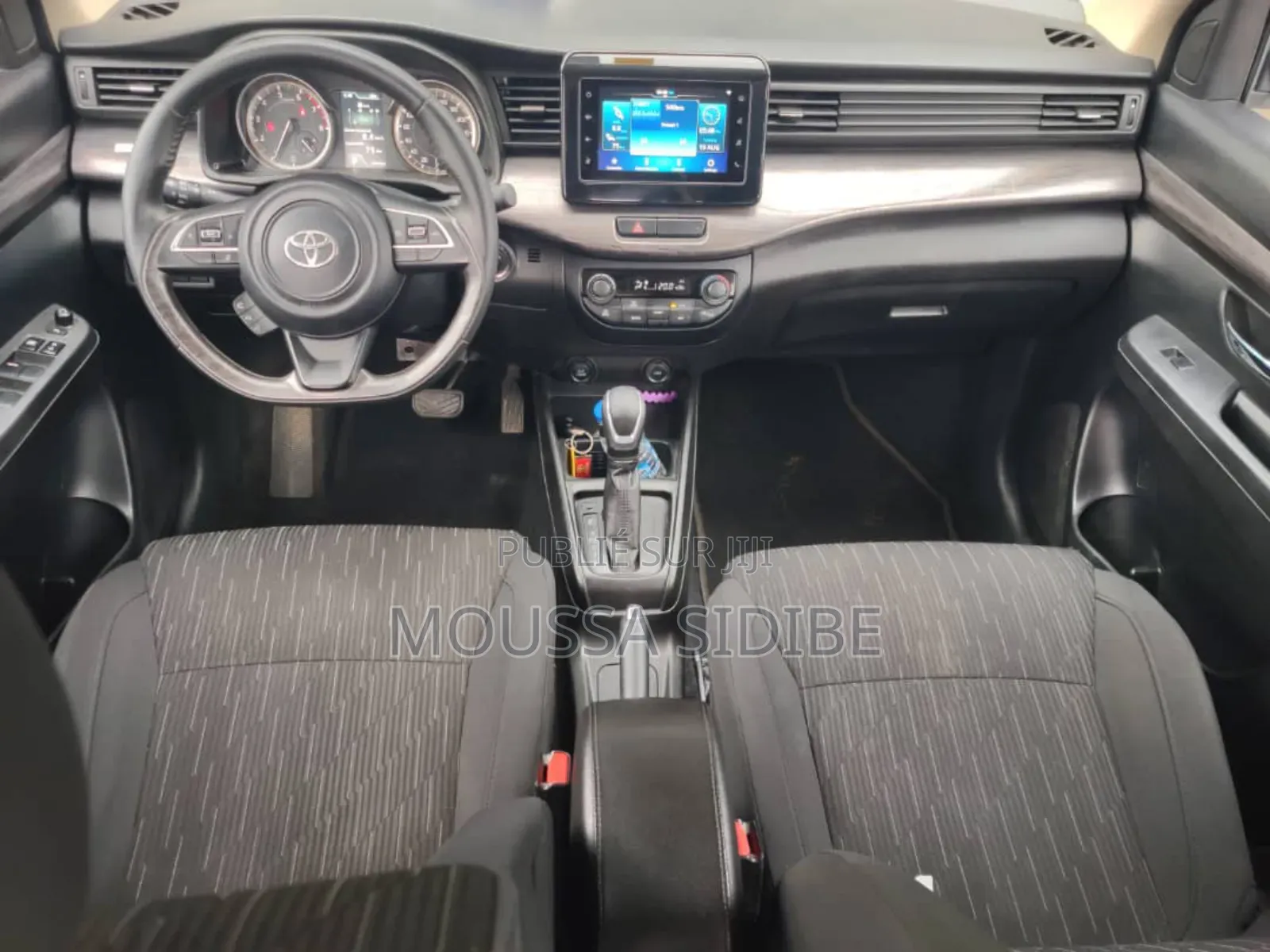 Toyota Rumion 2024 Gris