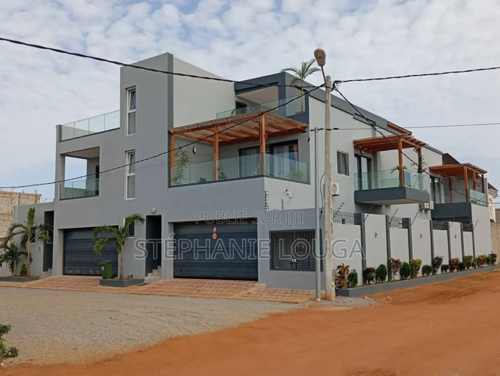 3chbre Duplex dans Grand Bassam Rue à Louer