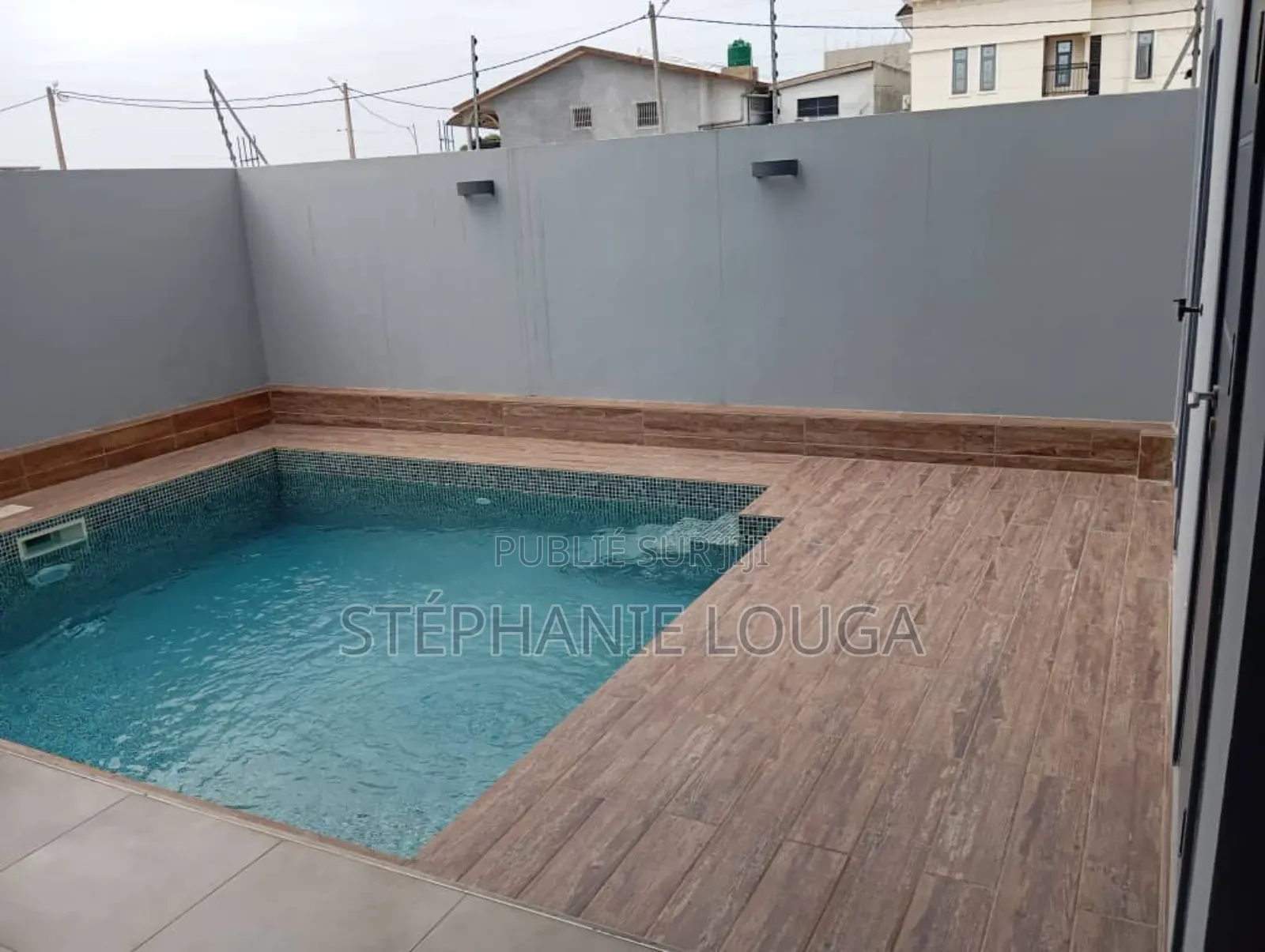 3chbre Duplex dans Grand Bassam Rue à Louer