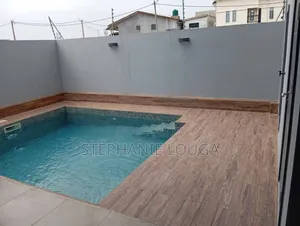 3chbre Duplex dans Grand Bassam Rue à Louer