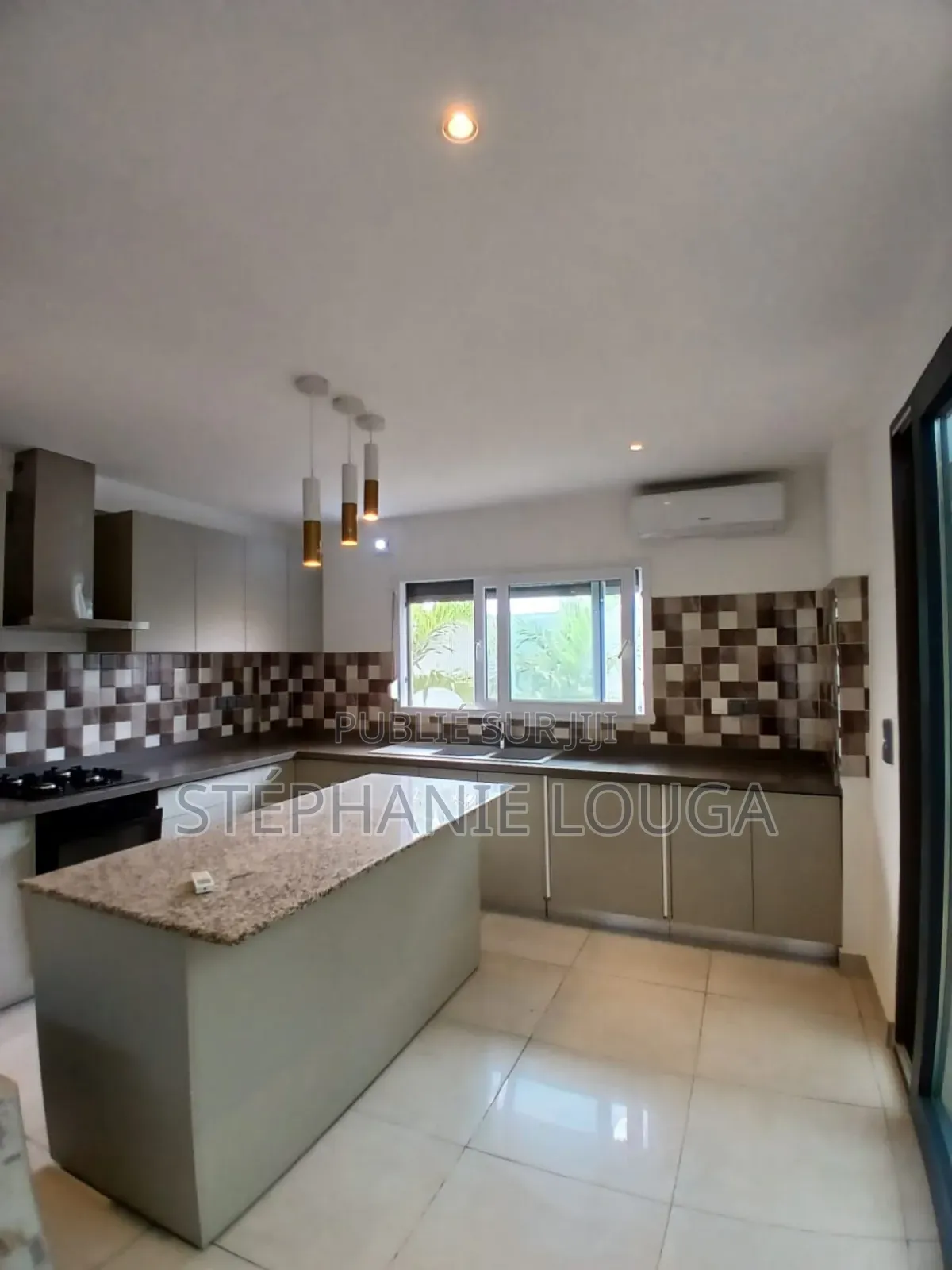 3chbre Duplex dans Grand Bassam Rue à Louer