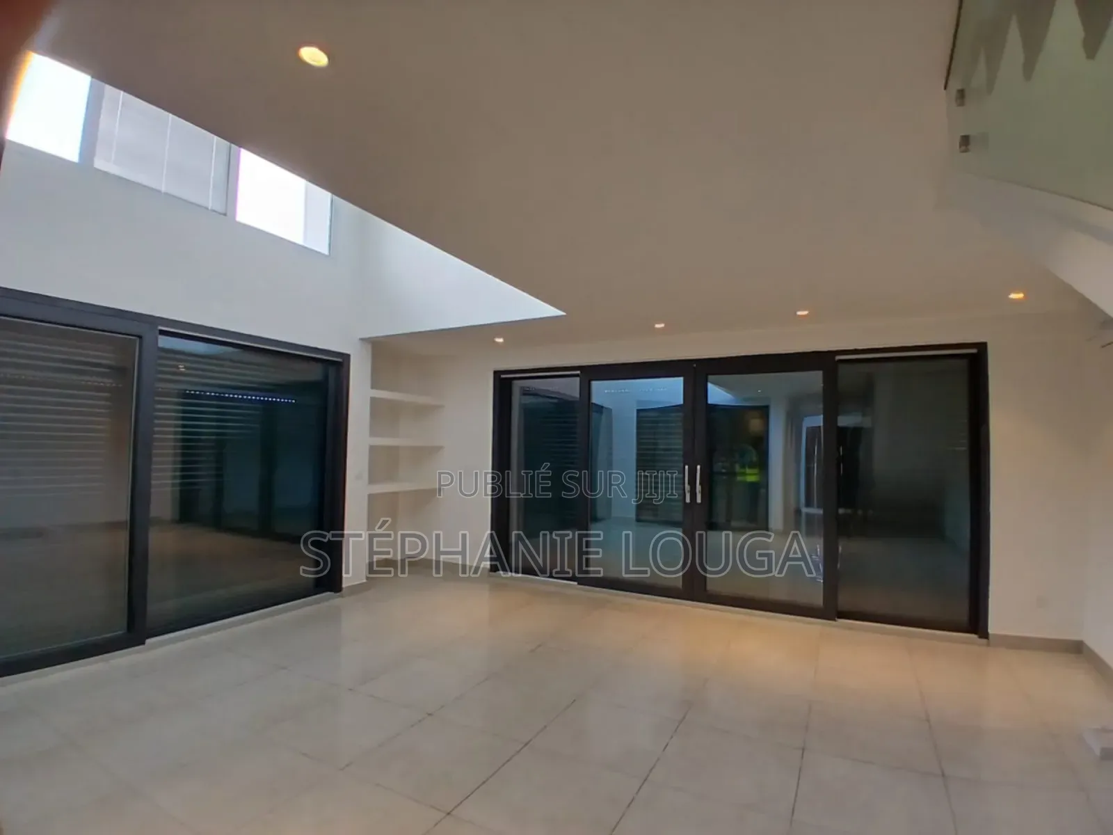 3chbre Duplex dans Grand Bassam Rue à Louer