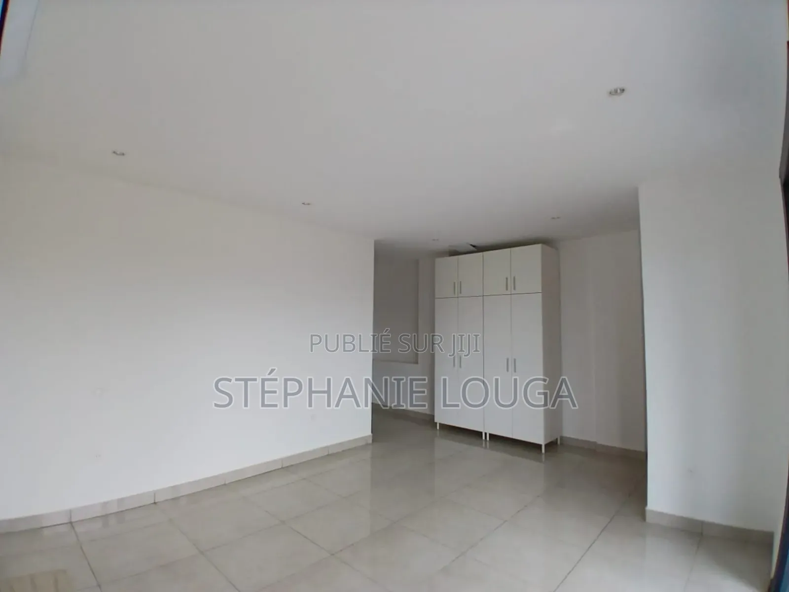 3chbre Duplex dans Grand Bassam Rue à Louer