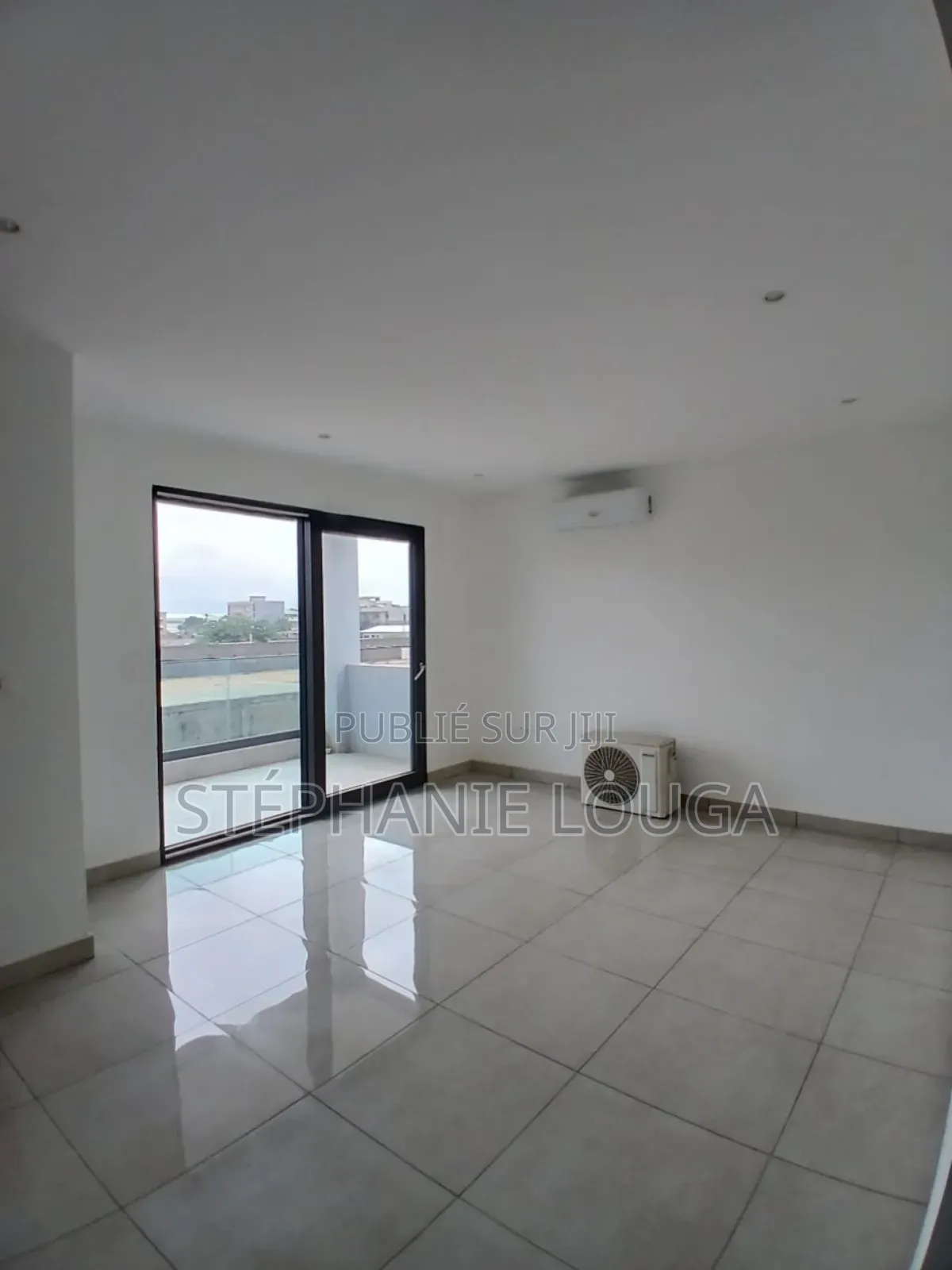 3chbre Duplex dans Grand Bassam Rue à Louer