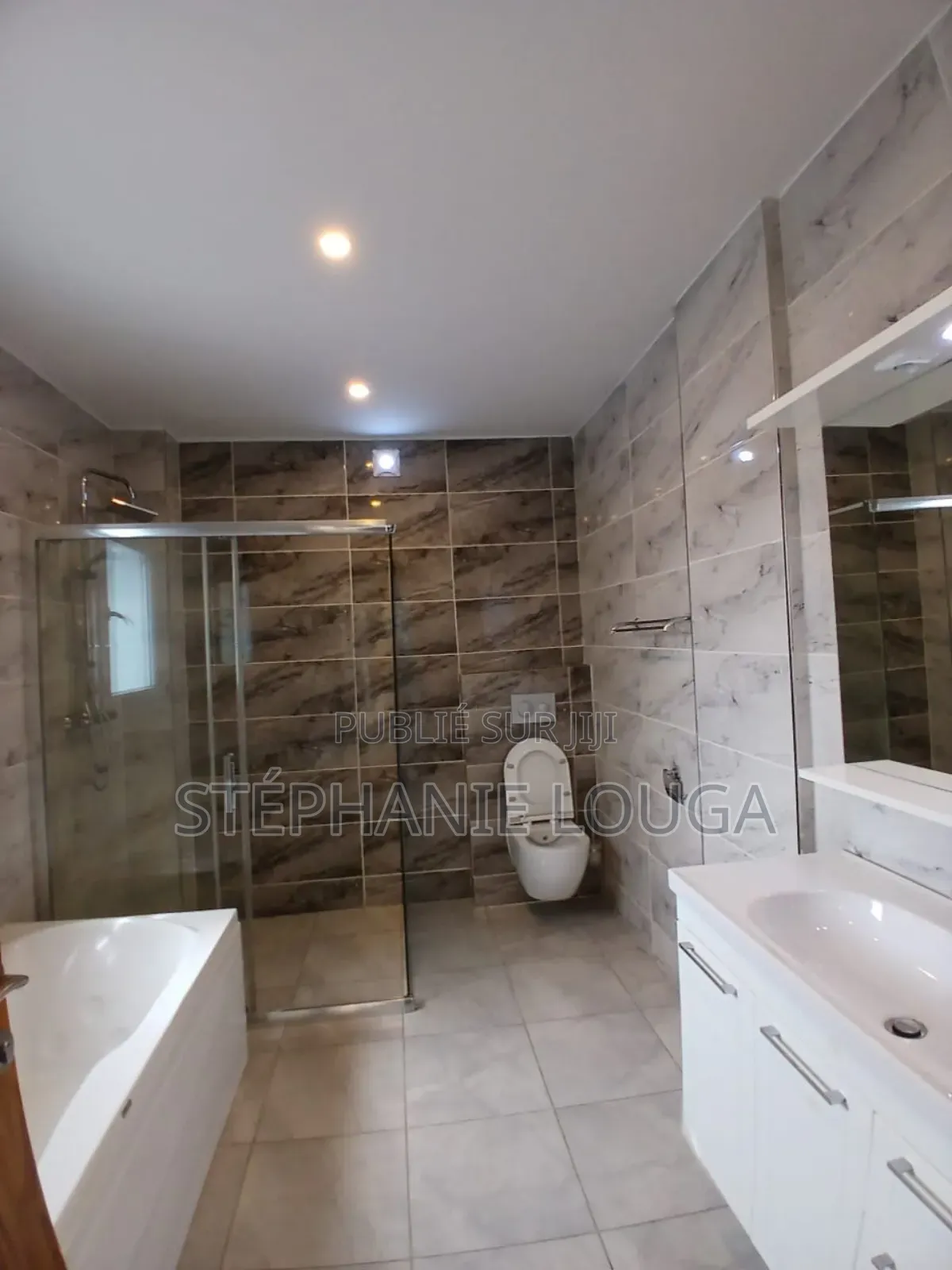 3chbre Duplex dans Grand Bassam Rue à Louer