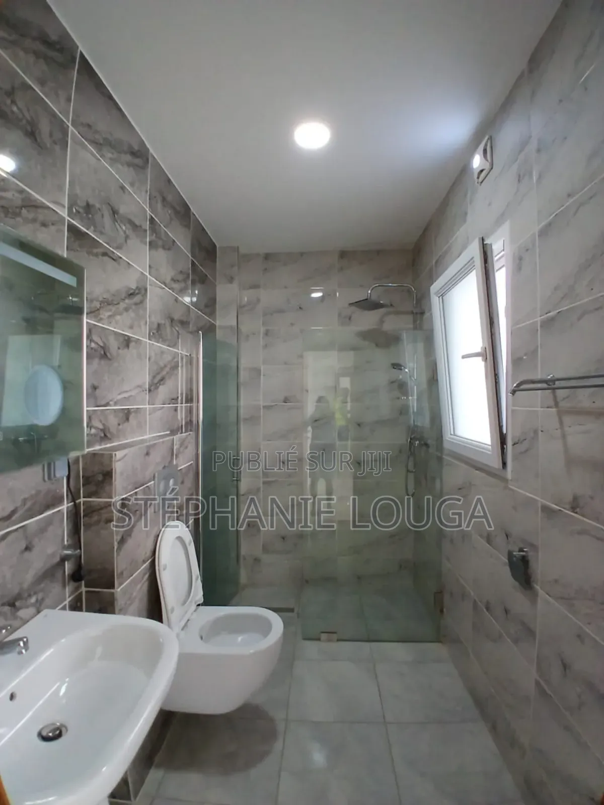 3chbre Duplex dans Grand Bassam Rue à Louer