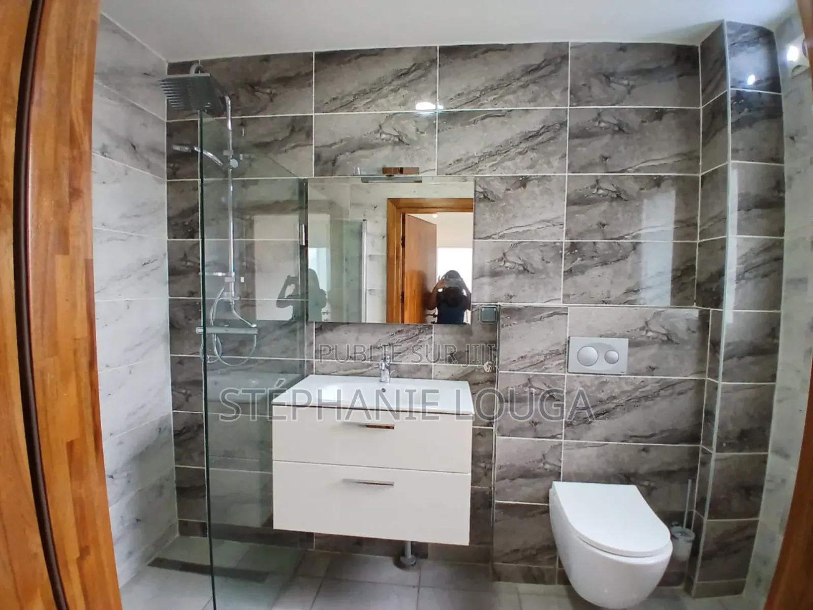 3chbre Duplex dans Grand Bassam Rue à Louer