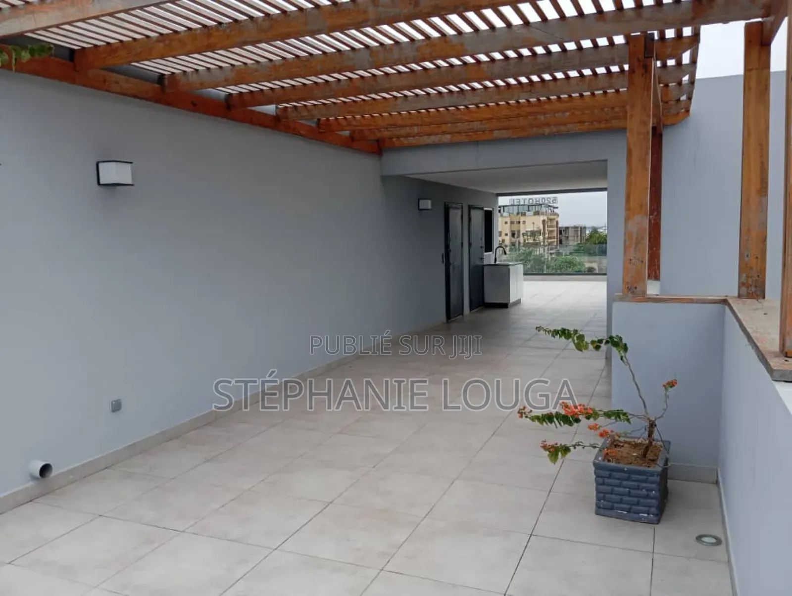 3chbre Duplex dans Grand Bassam Rue à Louer