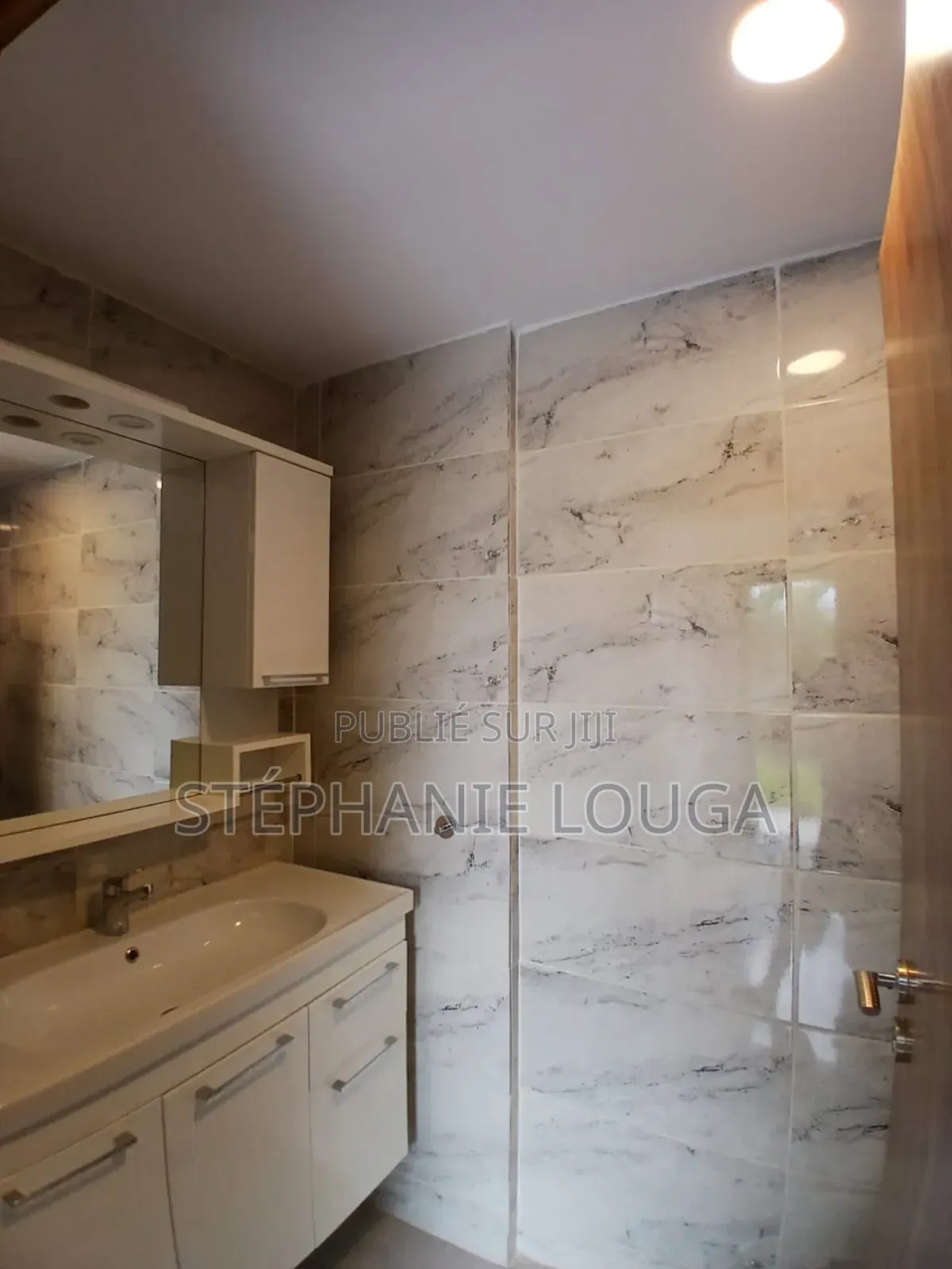 3chbre Duplex dans Grand Bassam Rue à Louer