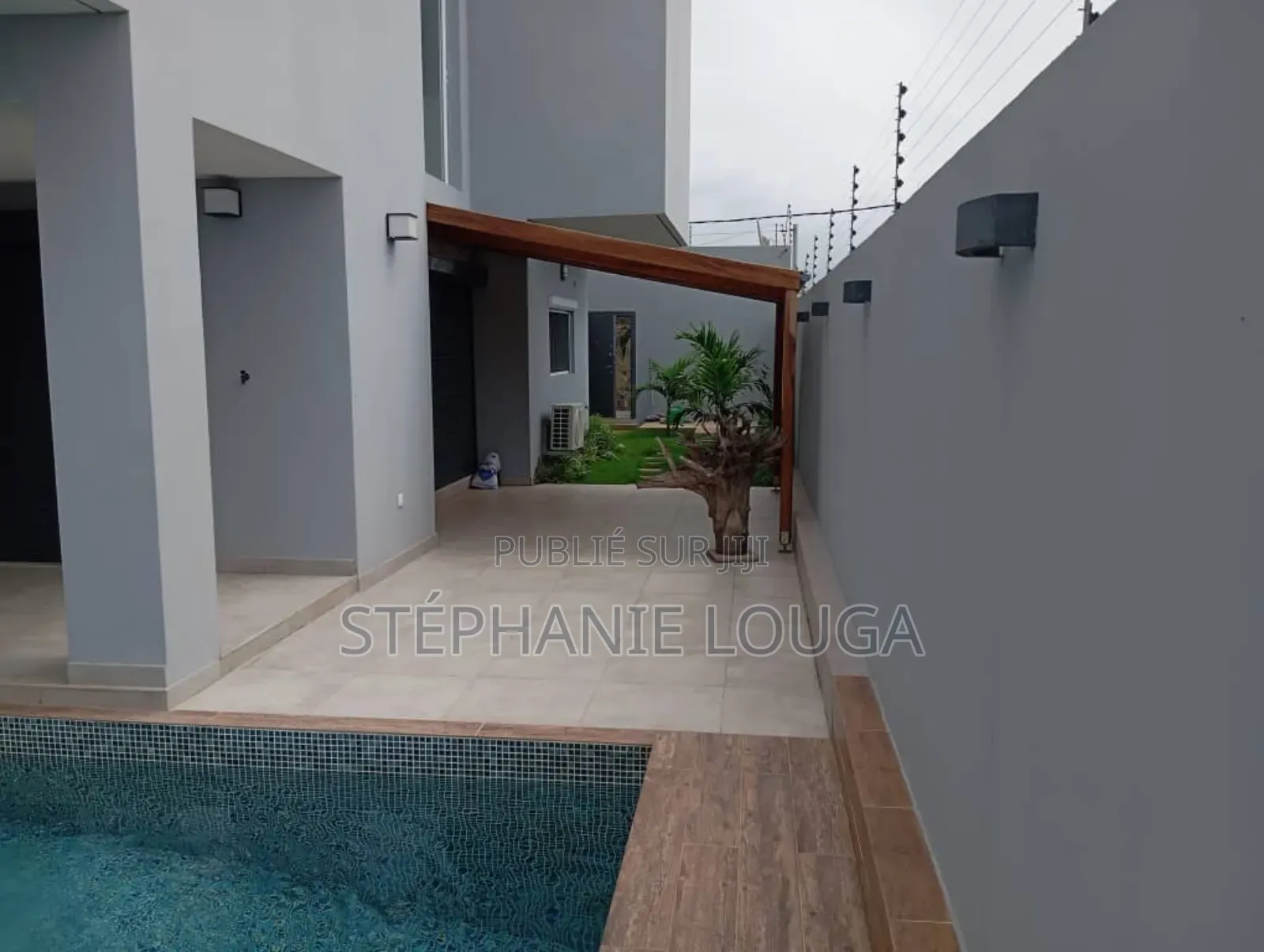 3chbre Duplex dans Grand Bassam Rue à Louer