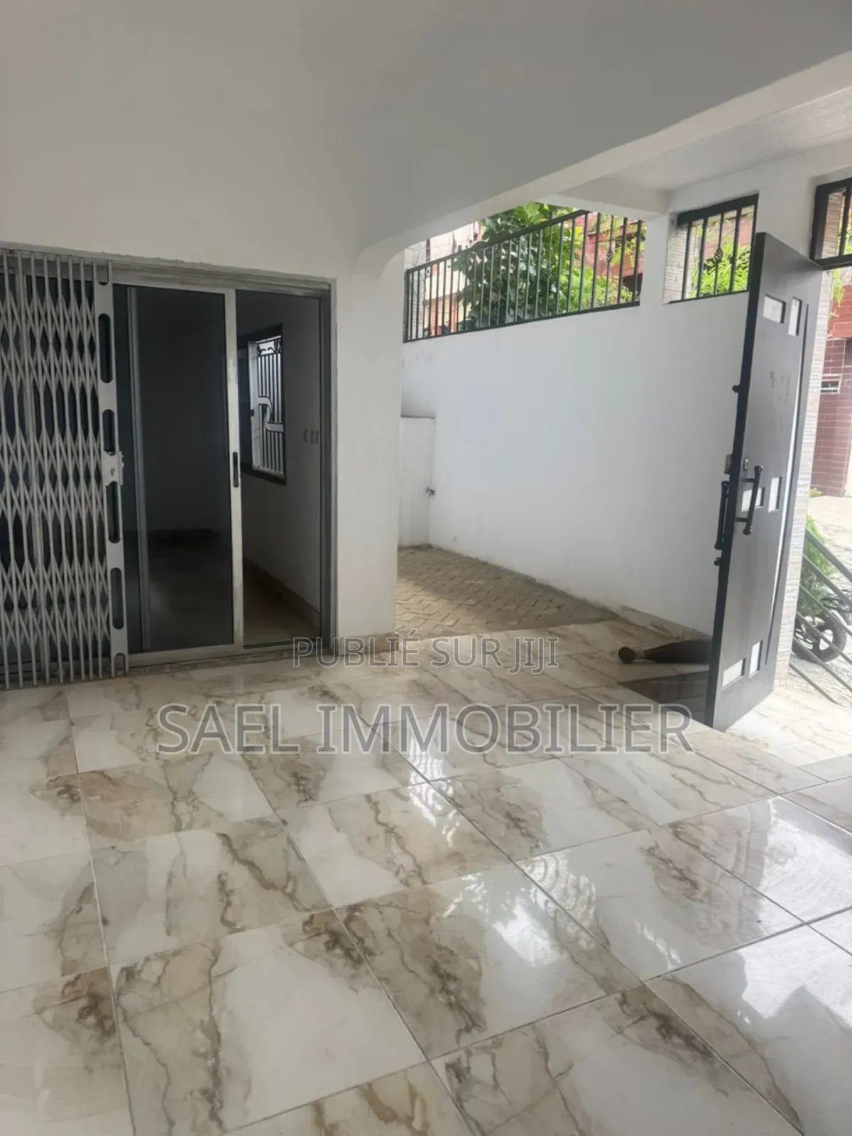 8chbre Villa dans Sael, Cocody à Louer