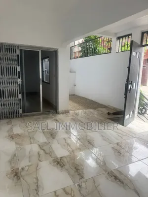 8chbre Villa dans Sael, Cocody à Louer