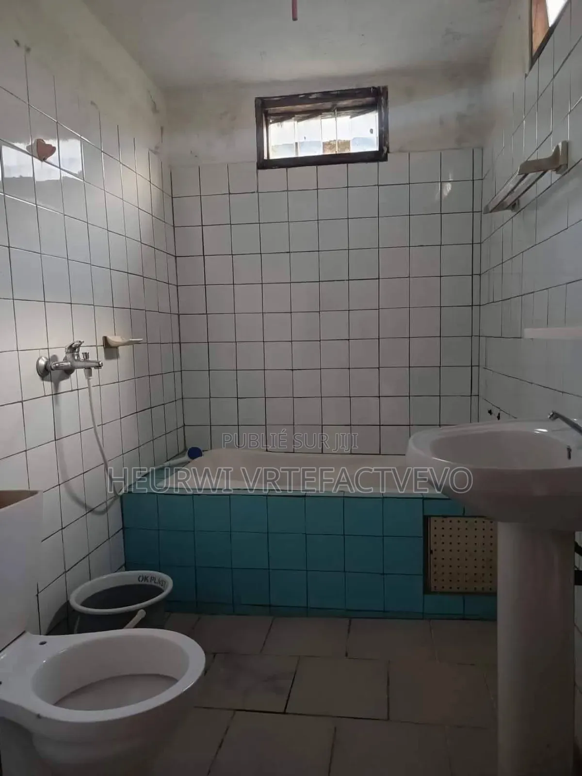 Furnished 20chbre Chambre et salon dans Cocody Rivera à Vendre