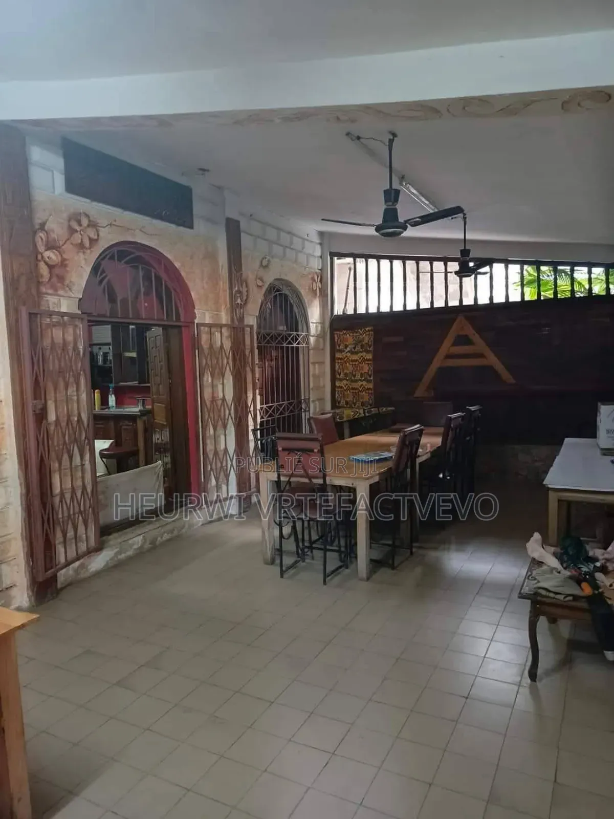 Furnished 20chbre Chambre et salon dans Cocody Rivera à Vendre