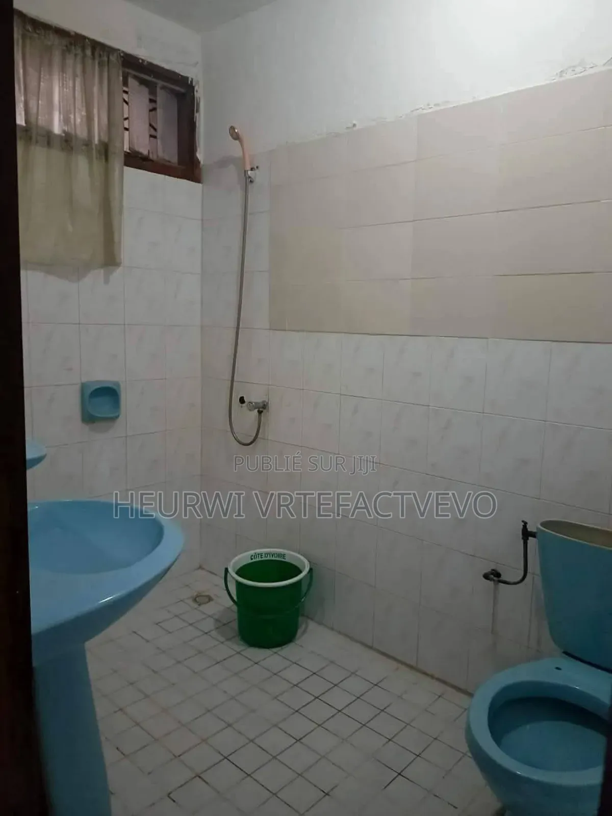 Furnished 20chbre Chambre et salon dans Cocody Rivera à Vendre