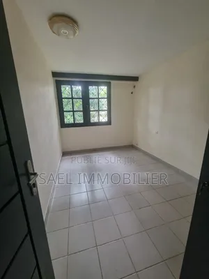 3chbre Appartement dans Sael, Cocody à Louer