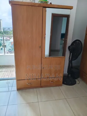 Photo - Armoire en Bois Avec Miroir Et Rangements Multiples