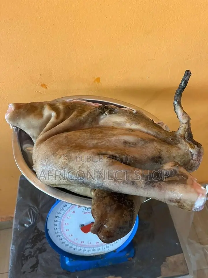 Cuisse Entier De Cabri Et Mouton Brûlé Avec La Peau