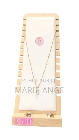 Photo - Collier Élégant Doré Avec Boucles