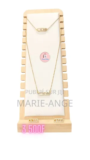 Photo - Collier Élégant Doré Avec Boucles Et Gourmette