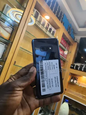 Photo - Samsung Galaxy S10e 128 GB Violet