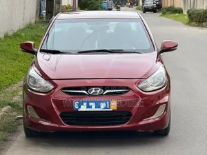 Photo - Hyundai Accent 2012 Rouge