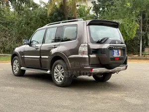 Mitsubishi Pajero V90 3.8 V6 GLS/GLX 2018 Marron