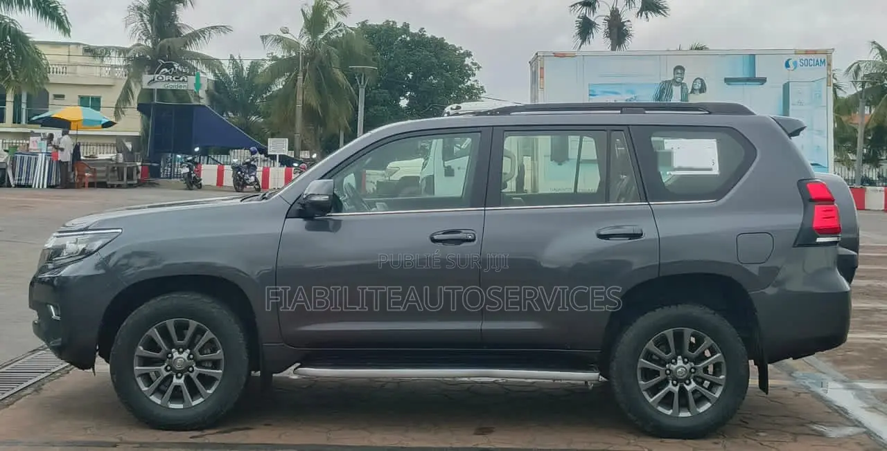 Toyota Land Cruiser Prado 2023 Gris