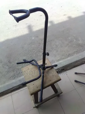 Trépied Disponible = Piano  -- Guitare  --Micro 