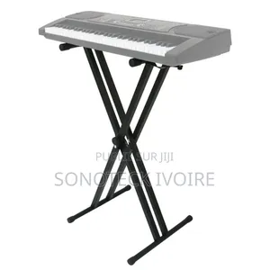 Trépied Disponible = Piano  -- Guitare  --Micro 