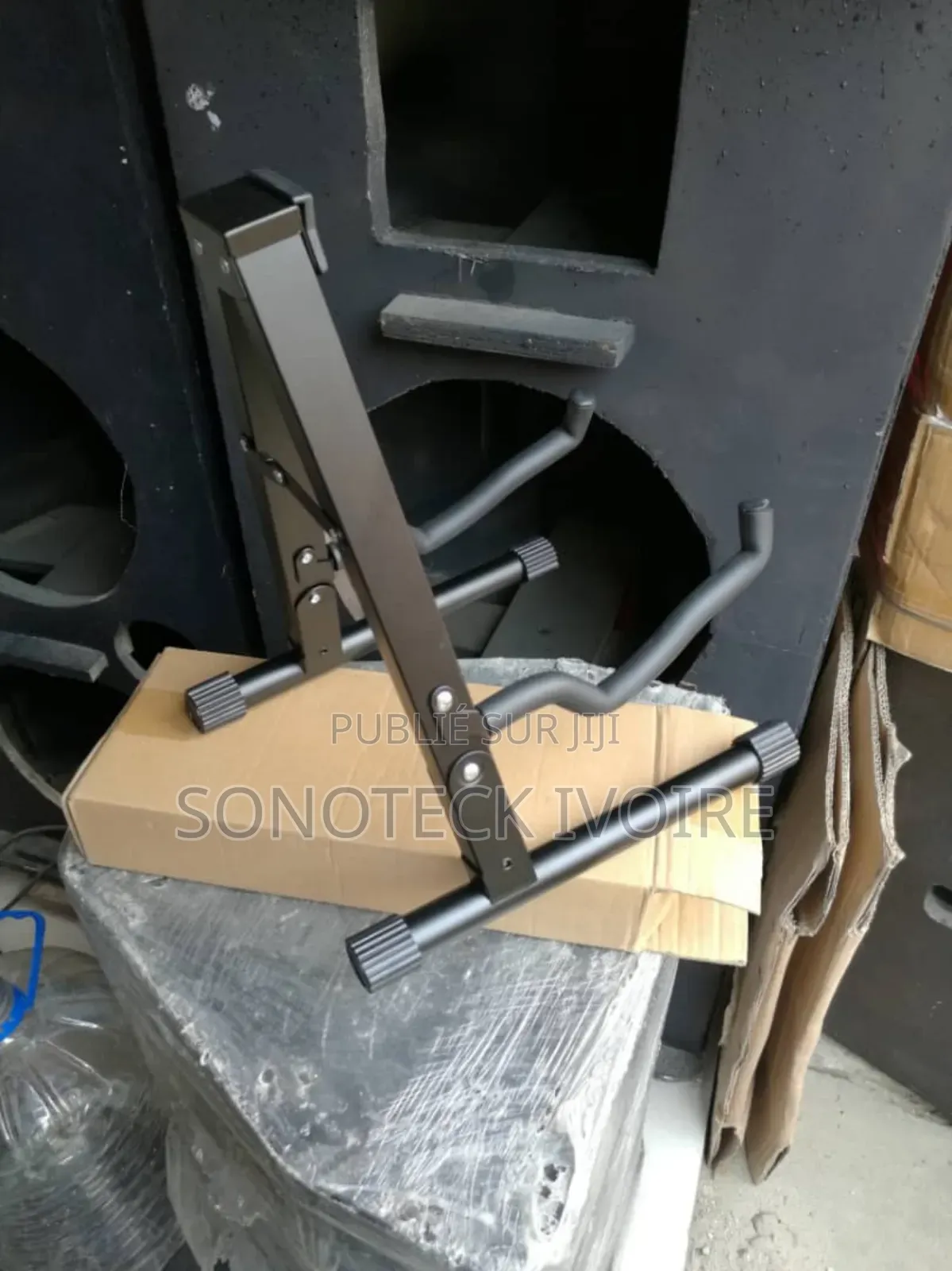 Trépied Disponible = Piano  -- Guitare  --Micro 