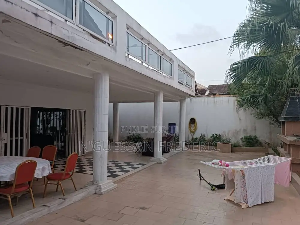 12chbre Villa dans Cocody à Vendre