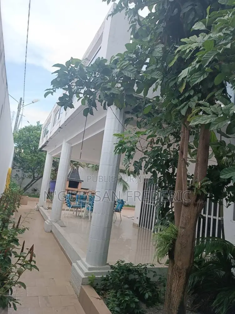 12chbre Villa dans Cocody à Vendre