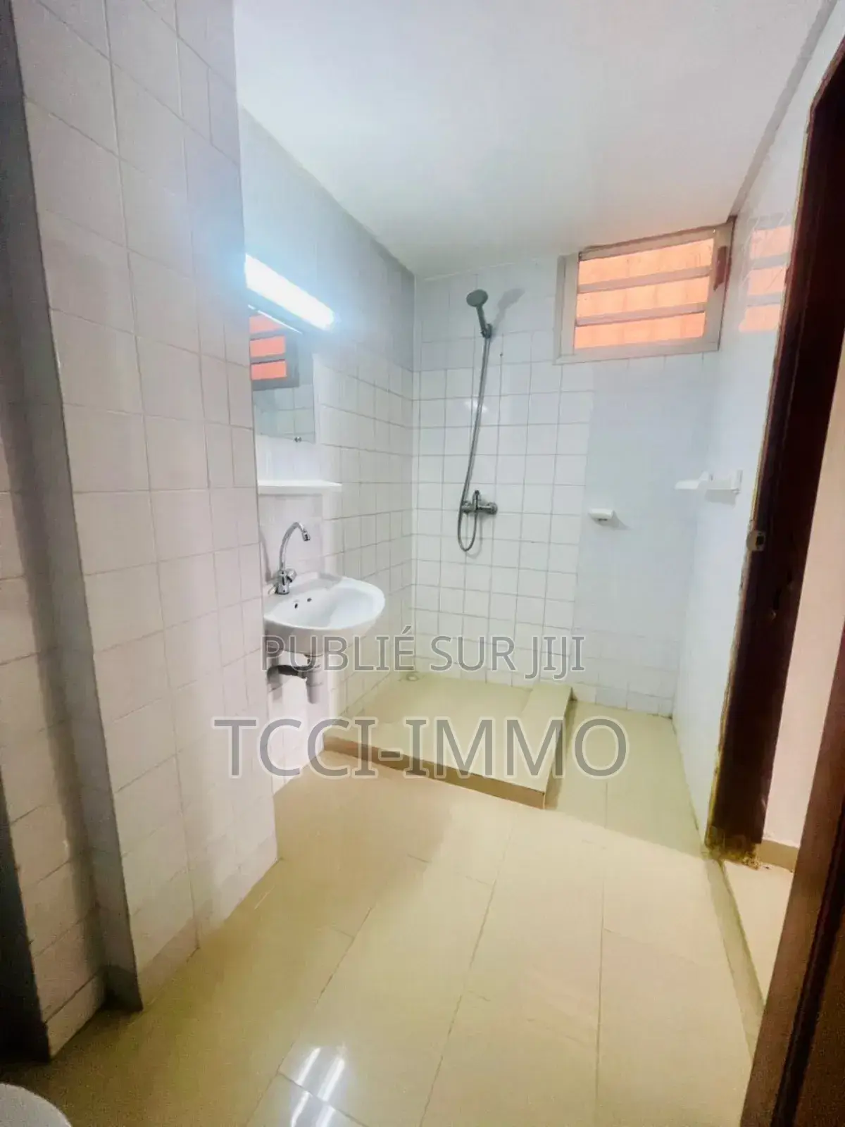 6chbre Villa dans Tcci Sarl, Deux Plateaux à Louer