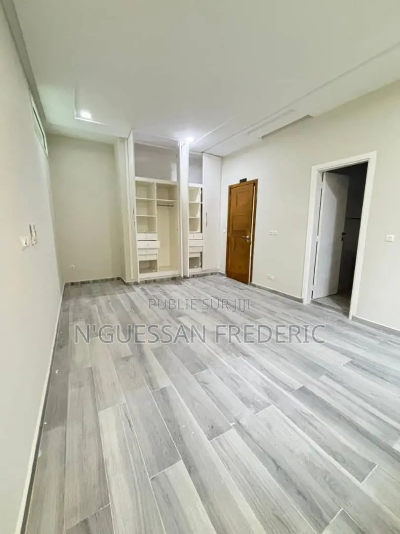 12chbre Villa dans Cocody à Vendre