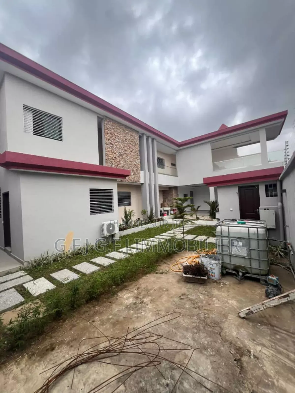 5chbre Duplex dans G.F.J, Cocody à Vendre